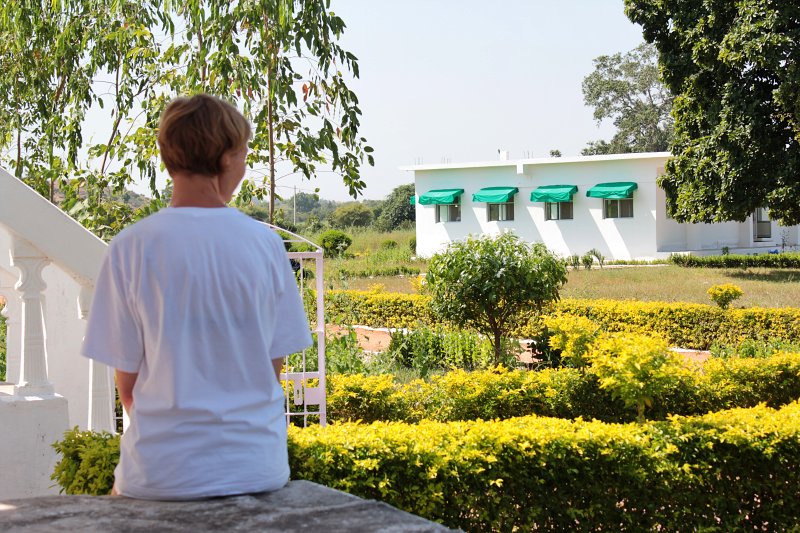jardín del ashram de yoga en la india